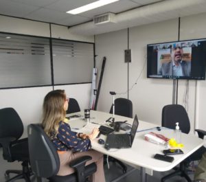 Procuradora de Contas Érika Almeida presencialmente no TCE realizando sessão virtual